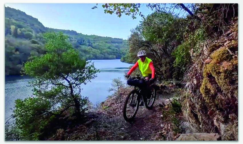 Artur se lance au moins une fois par an dans une aventure à vélo. Ici, en novembre 2022, sur le GR 736, le long du Tarn.